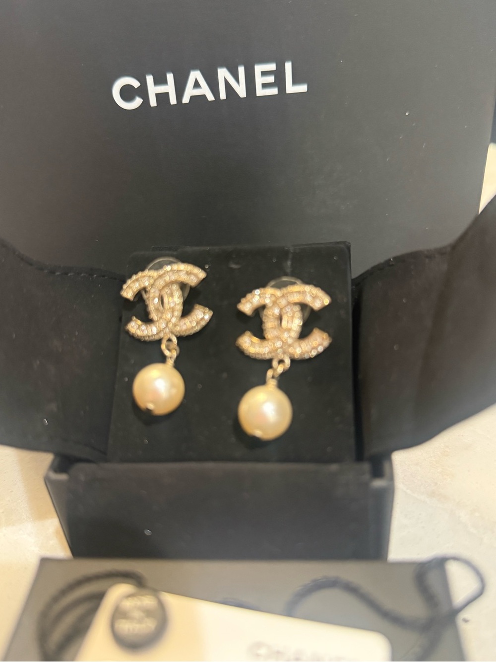 Chanel REV Gold Resin Crystal
Pearl CC DropEarrings AuthenticFull set very rare - Picture 6 of 10